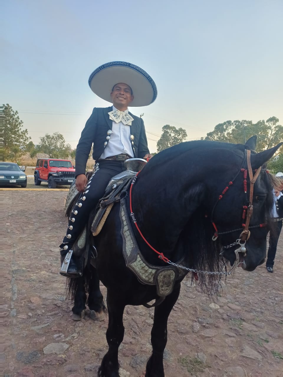 Martin Tolentino ( negrito) violín y voz